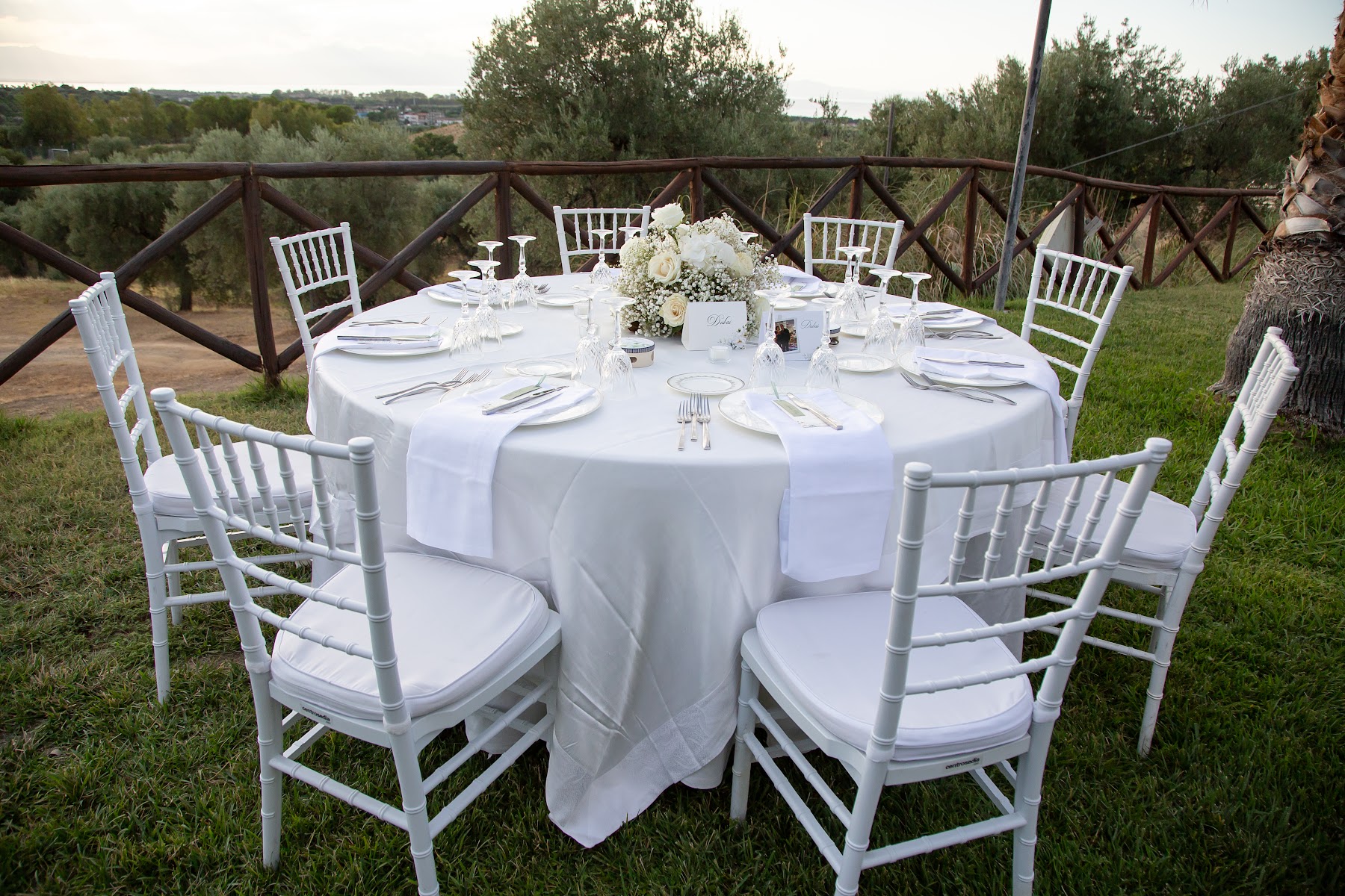 The round table realised for Biagio and Mena’s wedding