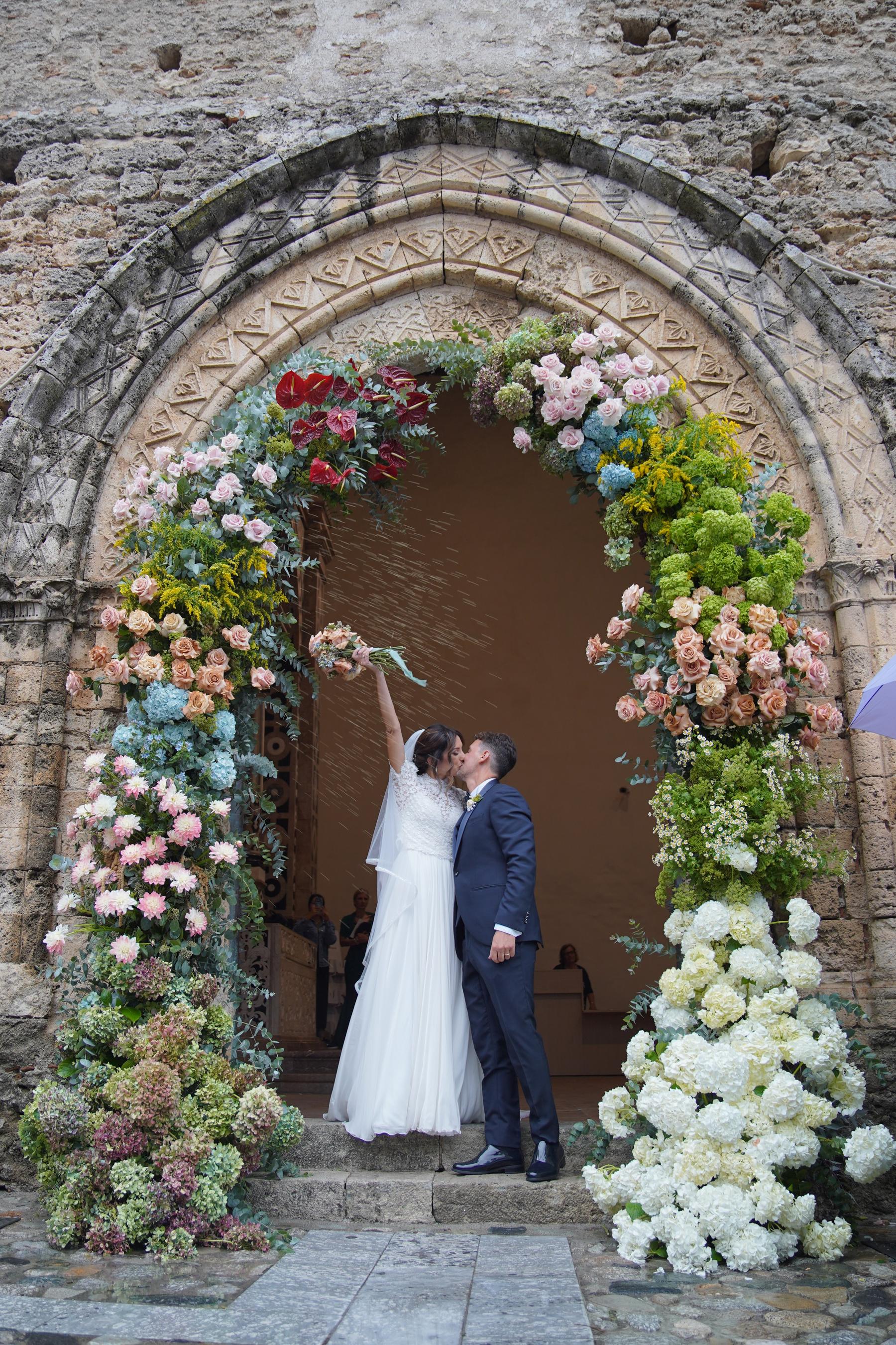 The couple at the flowered portal