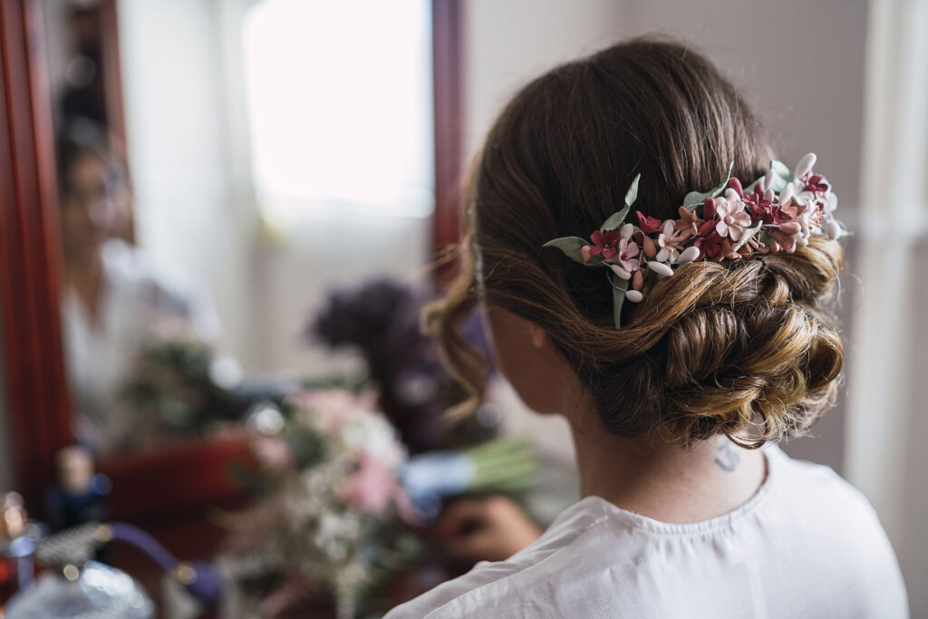Acconciatura sposa con fiori – tendenze 2025